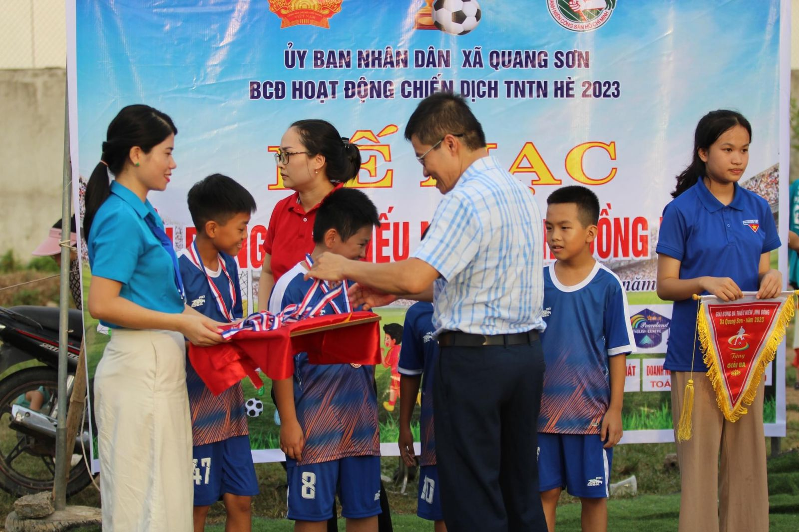 Các cầu thủ nhí vui vẻ và háo hức khi được nhận giải