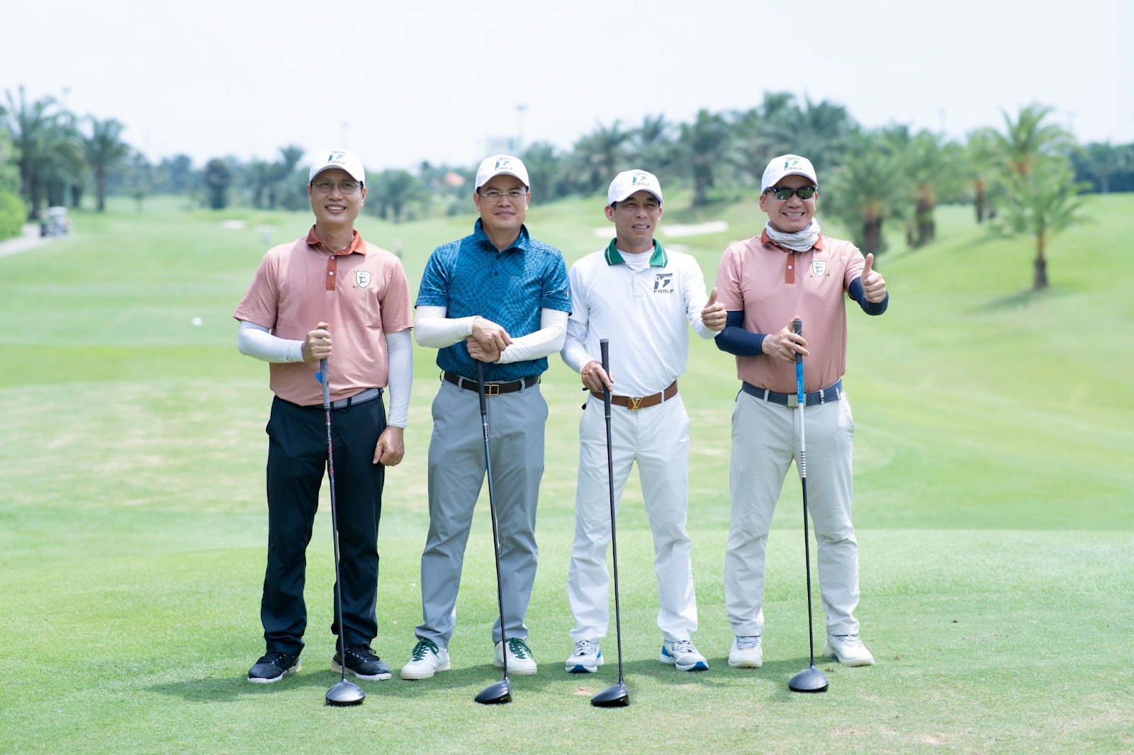 (Các golfer thi đấu tại sân)