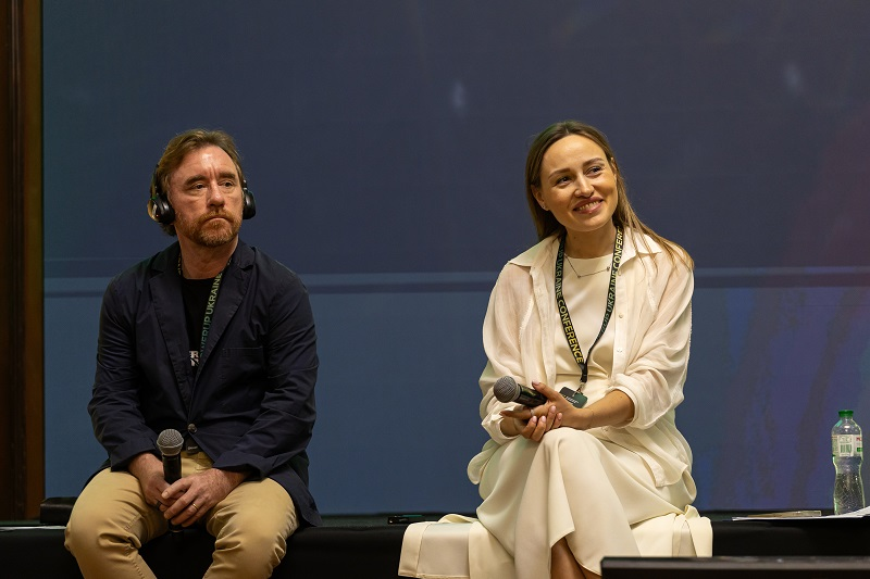 Sacha Michaud, co-founder of Glovo, and Maryna Pavlyuk, director in Ukraine, at the PowerUp conference