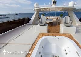 A white jacuzzi on a boat

Description automatically generated