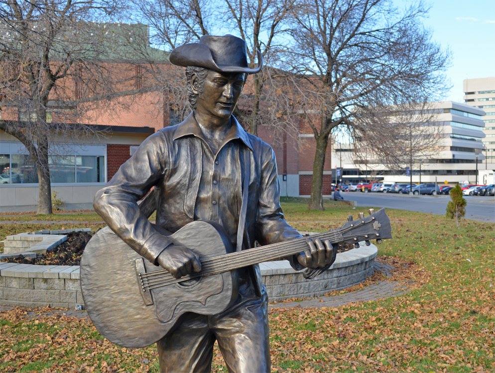 A bronze statue of Stompin Tom Connors