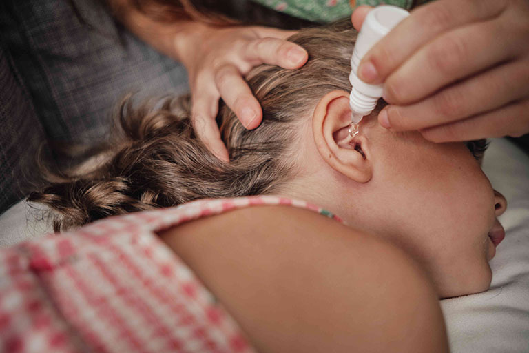 Cách vệ sinh tai khi bị viêm tai giữa