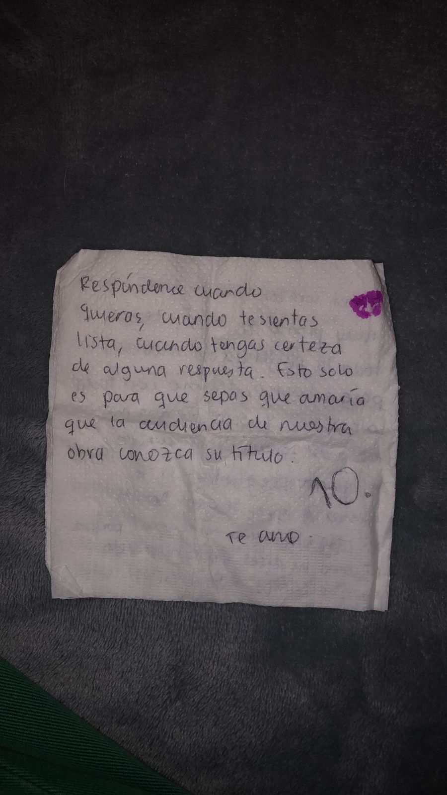 Amor, relación, pareja, conexión profunda, descubrimiento personal, orientación sexual, aceptación, apoyo familiar, amigos, proceso, comunicación, respeto, honestidad, validar sentimientos, dejar ir normas sociales, vivir el presente.