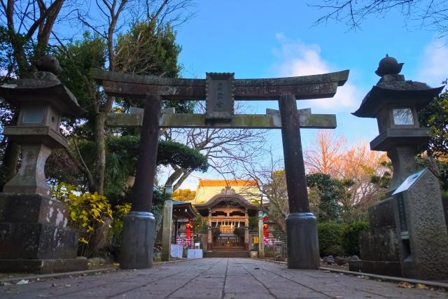 歩道の上にある建物

自動的に生成された説明