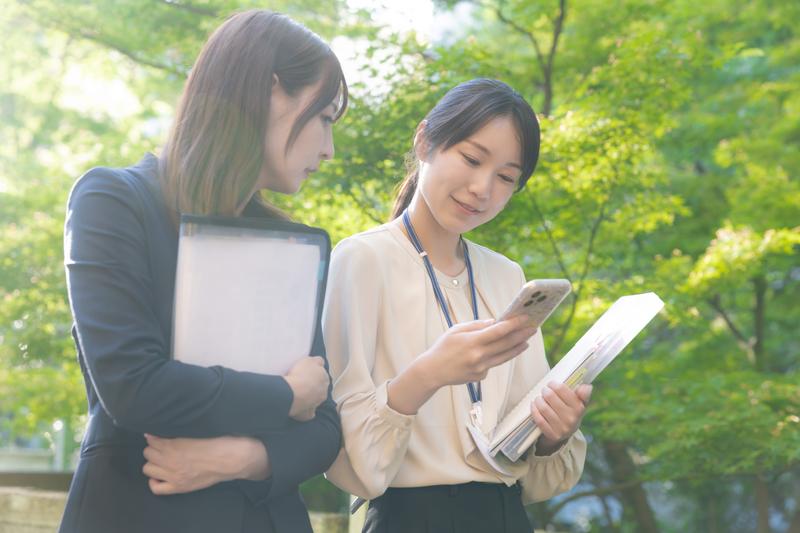 スマートフォンを見る2人の女性