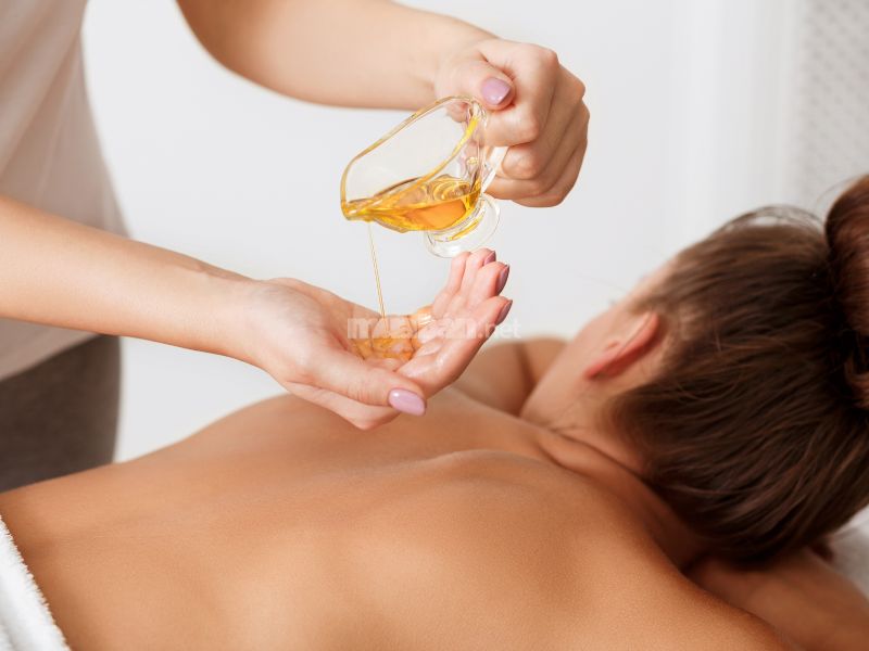 Massage tinh dầu là một trong những liệu pháp phổ biến được ưa chuộng