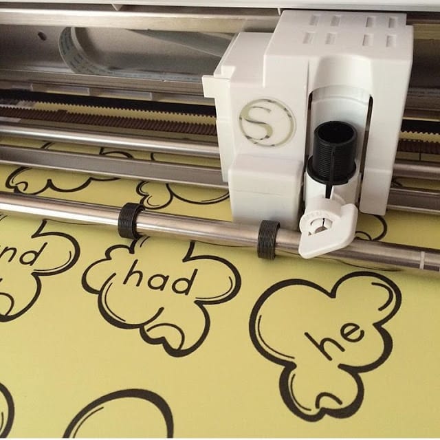Looking for some classroom DIY ideas that you can create with your Silhouette Cameo?! Head on over to check out these back to school silhouette projects, classroom décor designs and classroom organization ideas! Plus, learn how to cut letters for your bulletin board using any font from your computer and your Cameo!
