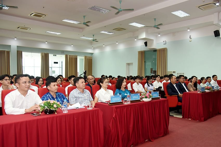 Sacombank Lào trao học bổng cho sinh viên Lào tại Trường Đại học Hà Tĩnh