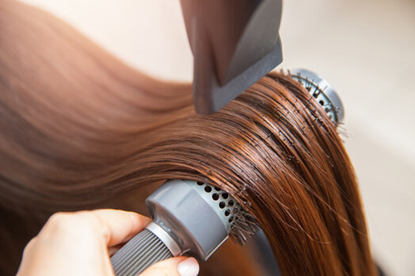 استفاده از برس فلزی بزرگ در براشینگ کردن موی بلند