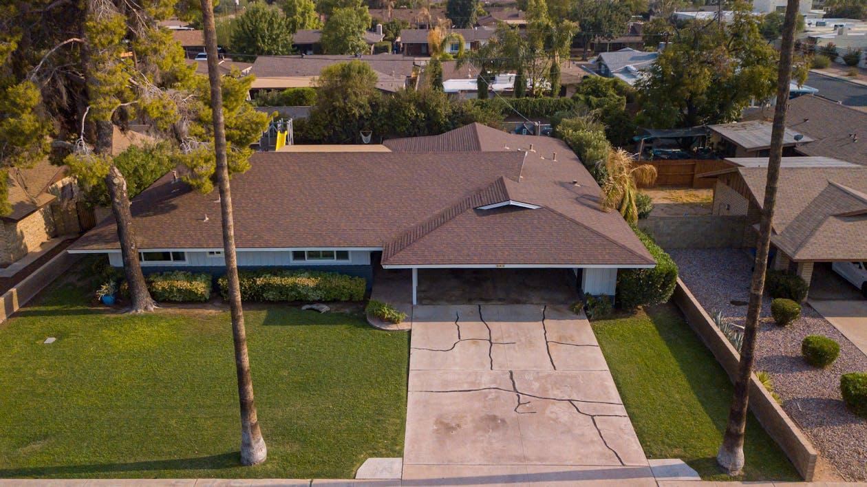 Free An Aerial Shot of a House with a Driveway Stock Photo