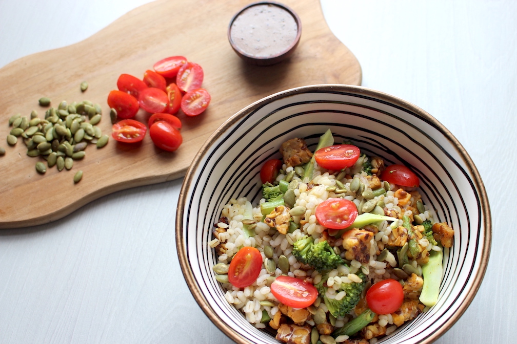 Salade d'orge et tempeh 