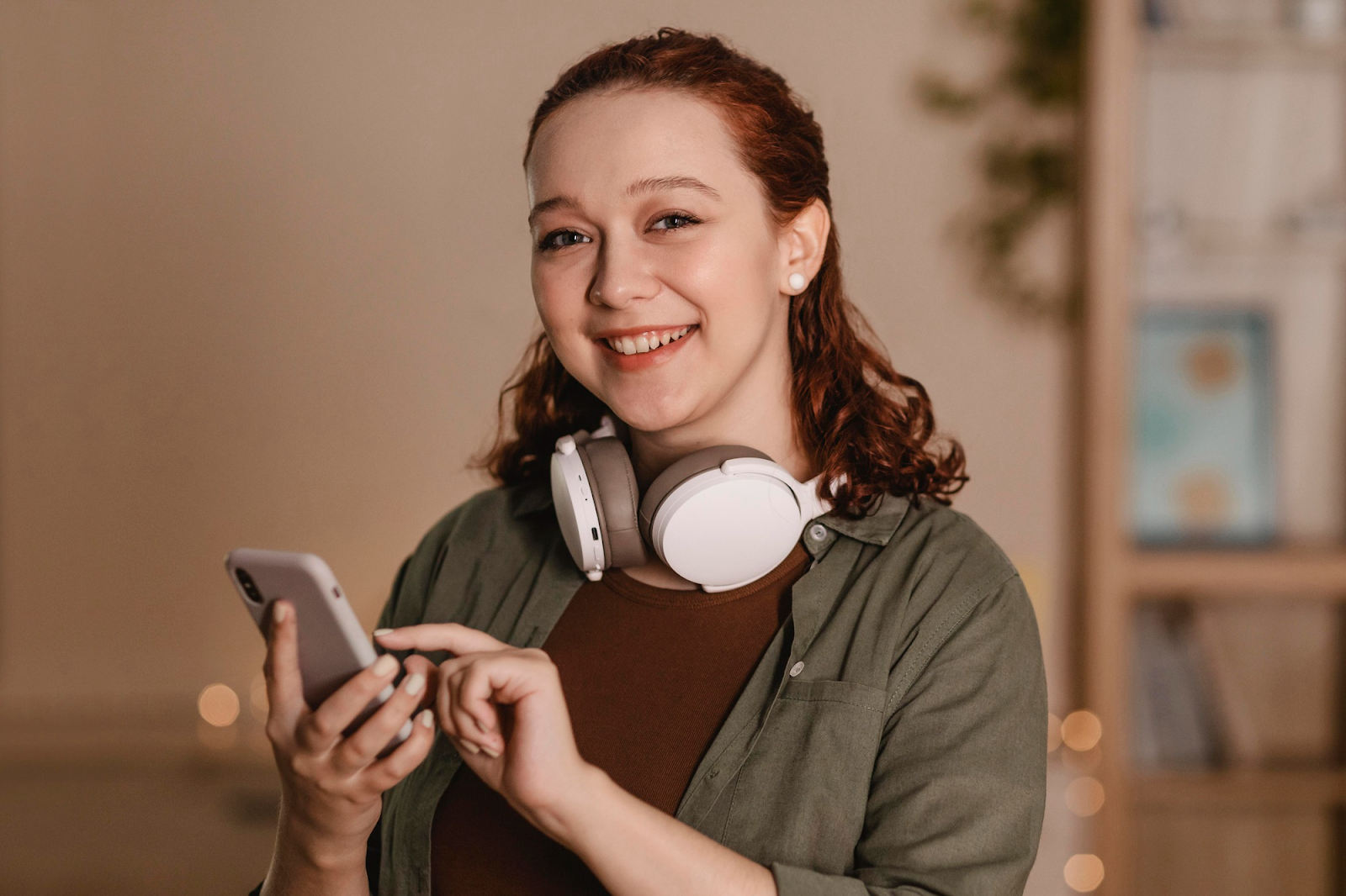 mulher utilizando uma telefonia móvel