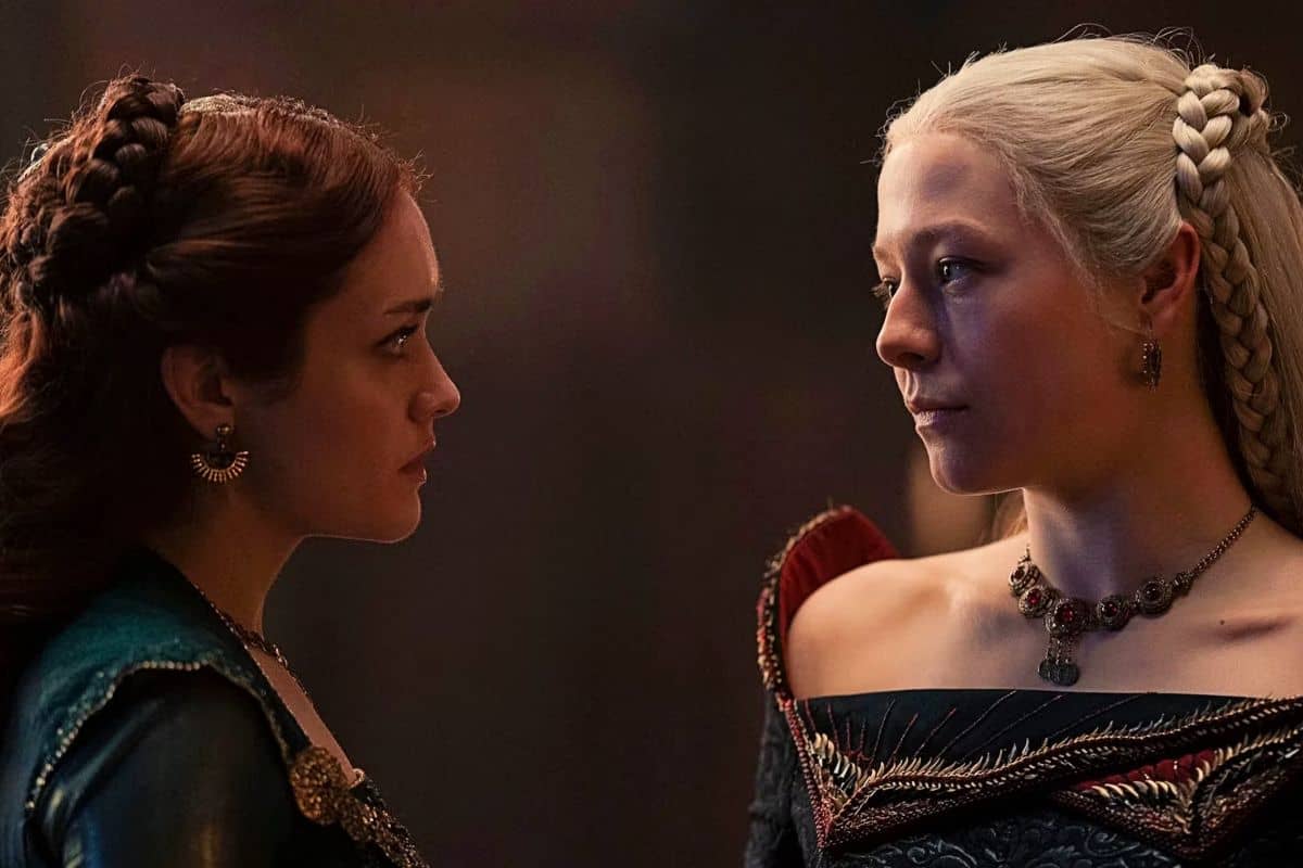 Alicent (izquierda) y Rhaenyra (derecha) mirándose una a la otra en House of the Dragon temporada 2.