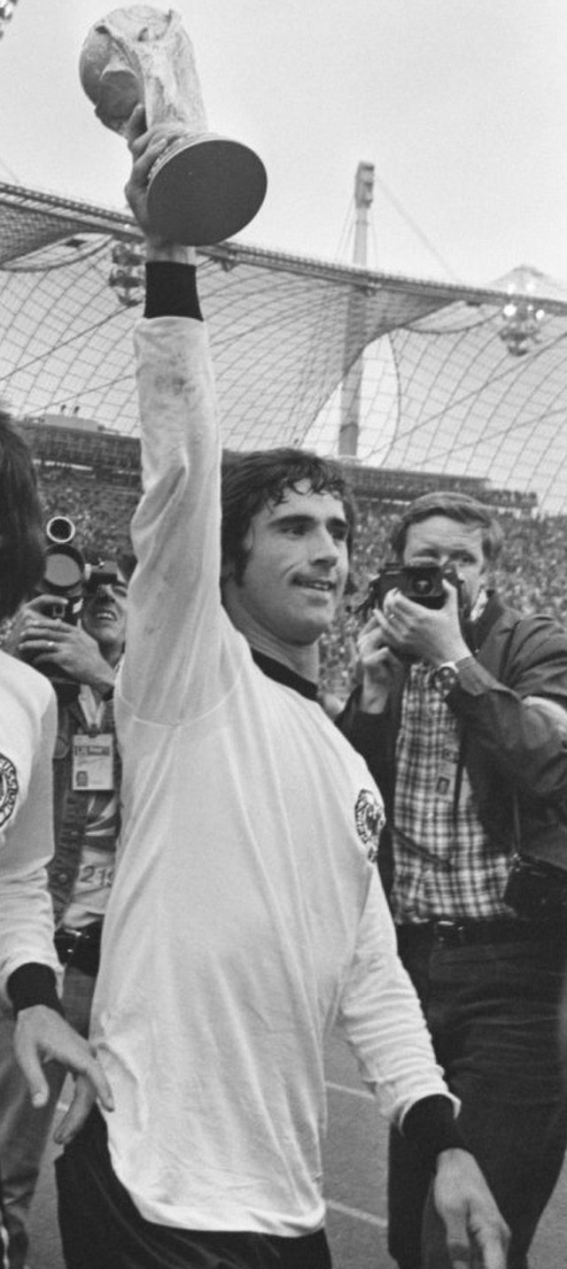 Gerd Muller levantando a taça de campeão da Copa do Mundo de 1974