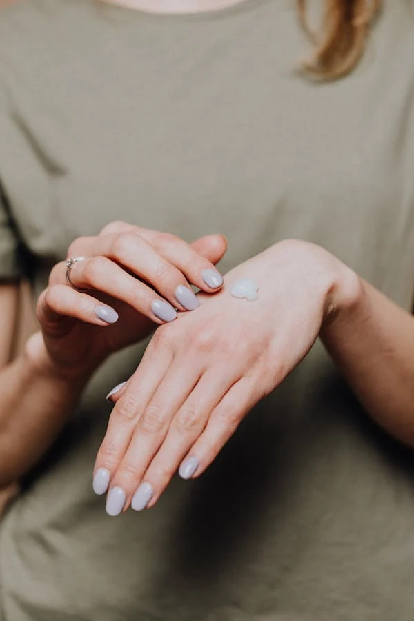 face-cream-on-hands