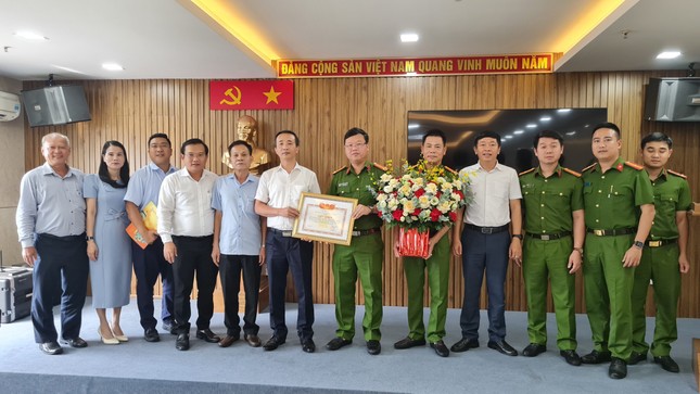 Bộ trưởng Bộ GD&ĐT tặng bằng khen cho lực lượng công an Đà Nẵng ảnh 1