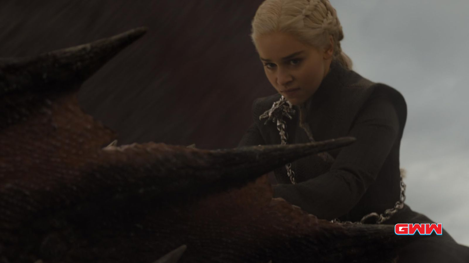 Daenerys Targaryen montando un dragón de la serie de Juego de Tronos