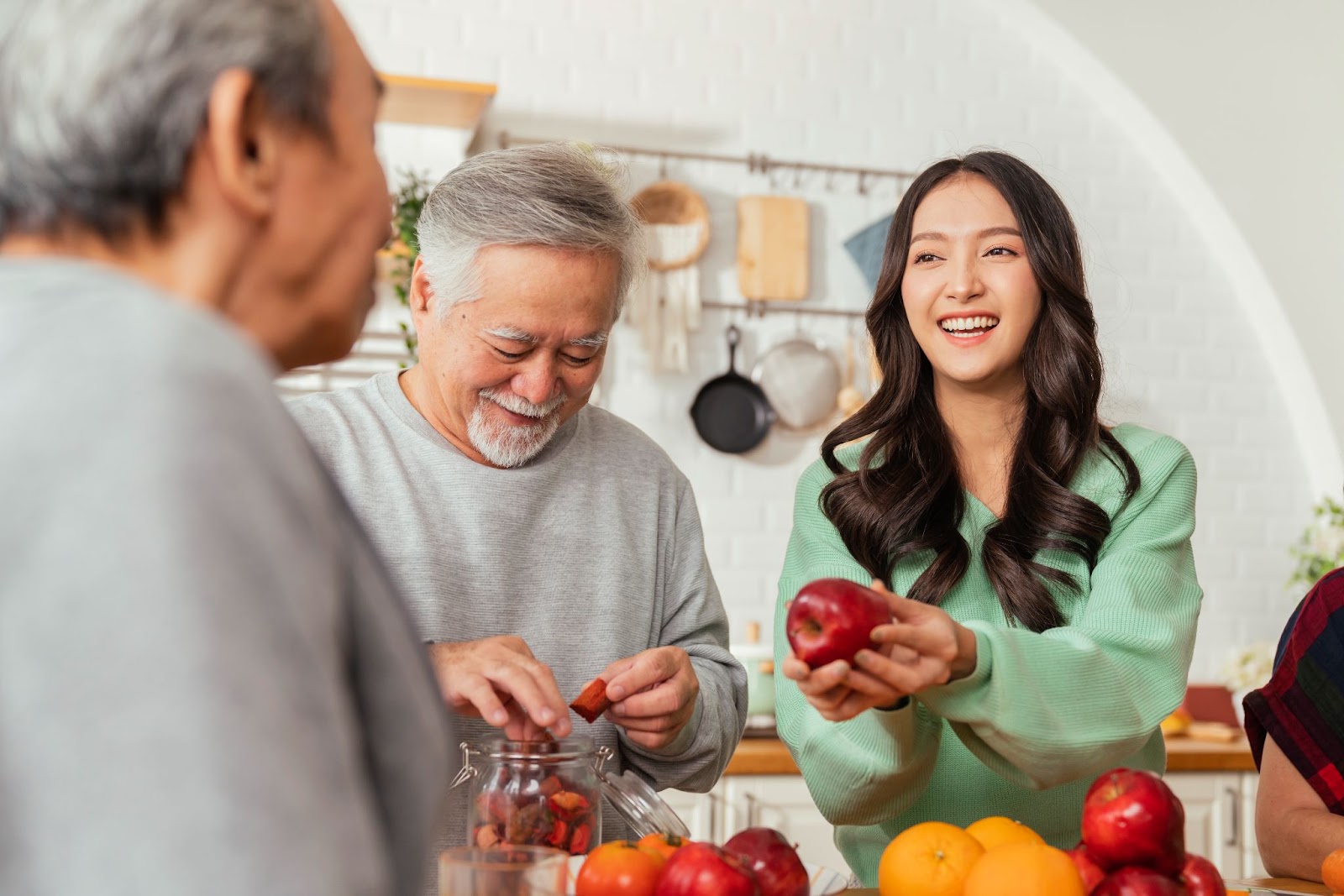 Sống chung với người thân khi đi du học là nên hay không?