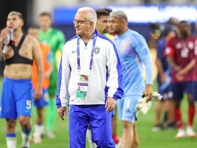 Manajer Brasil Dorival Junior keluar lapangan pada 24 Juni 2024