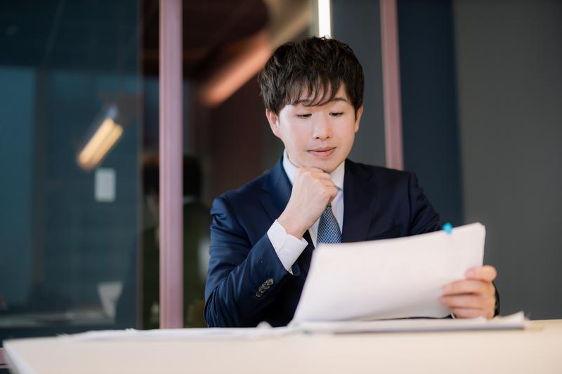 書類を眺める男性