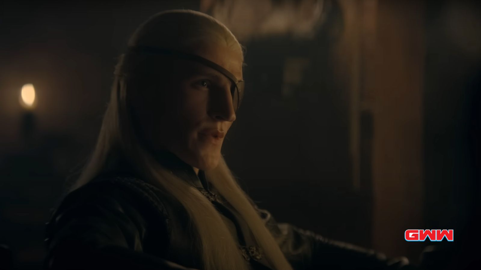 Ewan Mitchell interpretando al príncipe Aemond Targaryen en la segunda temporada de House of the Dragon