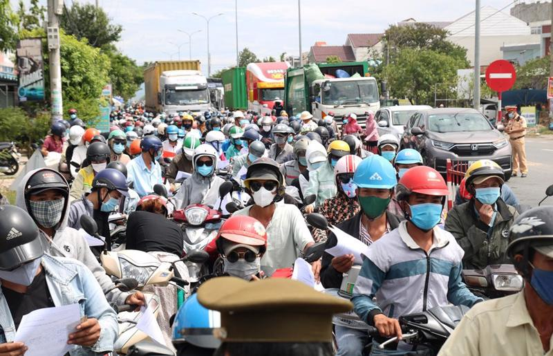   Người lao động ồ ạt về quê do gánh nặng chi tiêu trong thời gian dãn cách