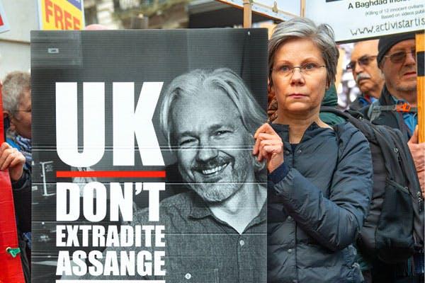 https://more-mirrors.imgix.net/u/wp-content/uploads/2021/01/Assange.jpg?auto=compress,format