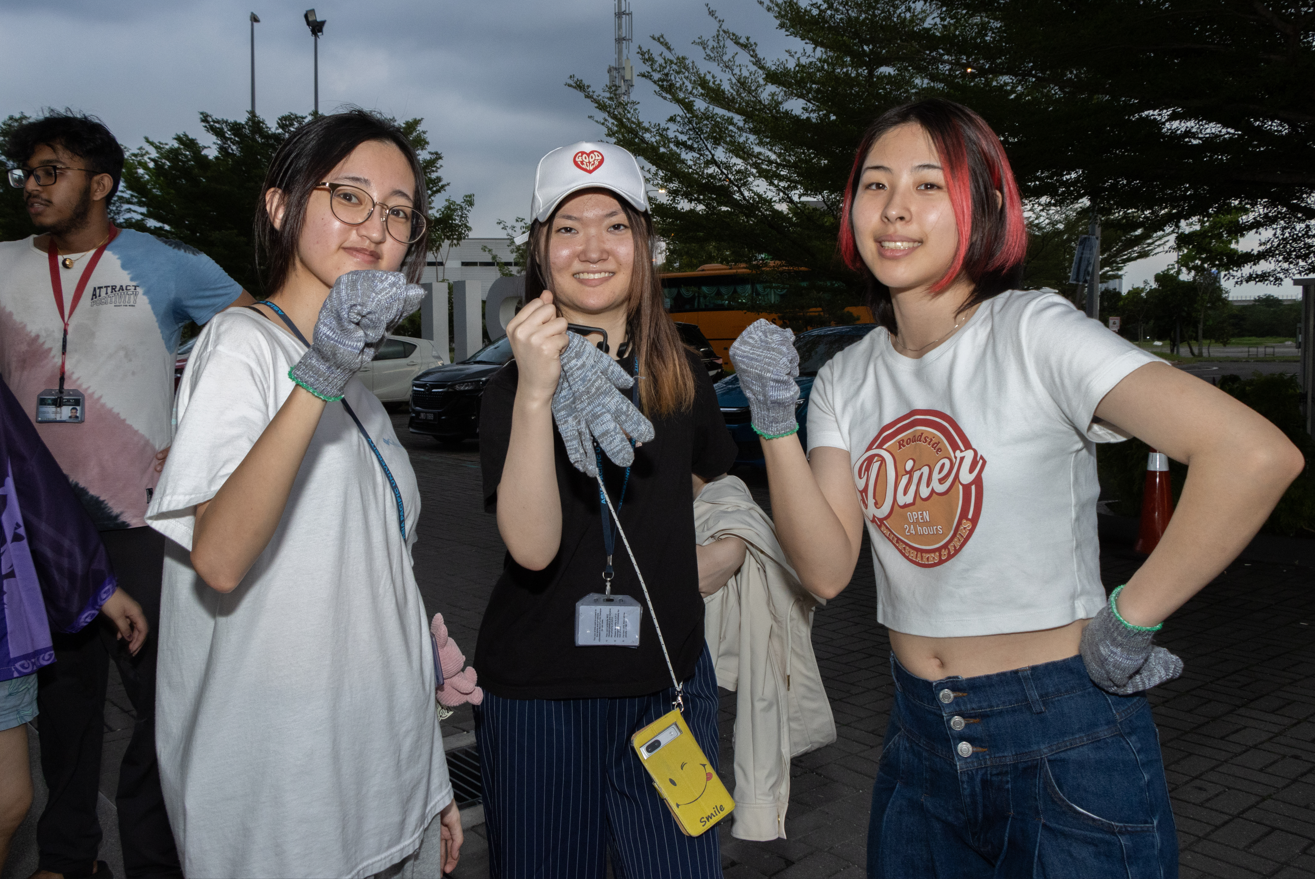 A group of women wearing gloves

Description automatically generated