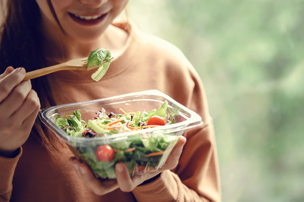 مصرف سبزیجات راهی موثر برای رفع پف بالای چشم 