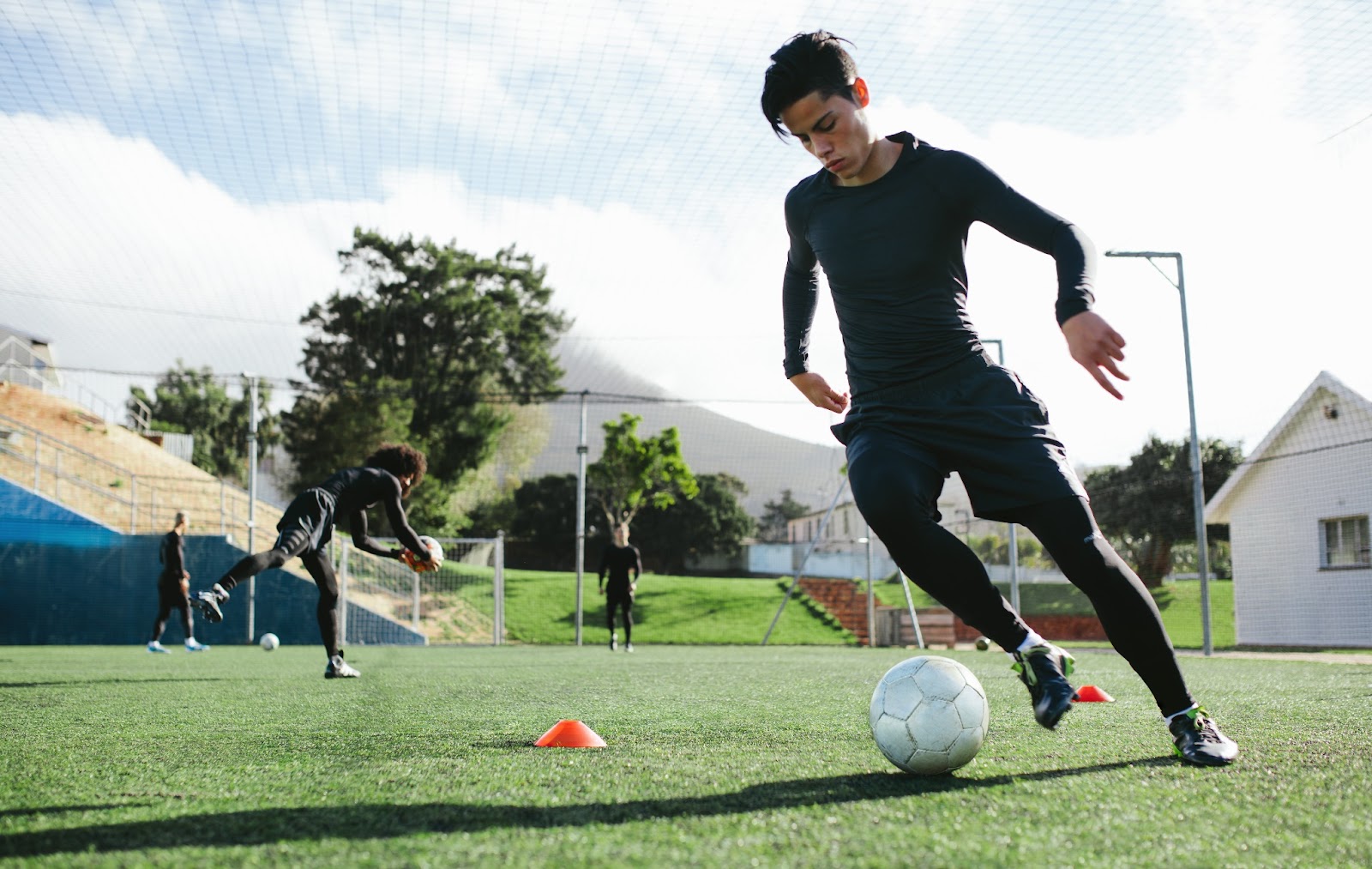 jeune homme jouant au football