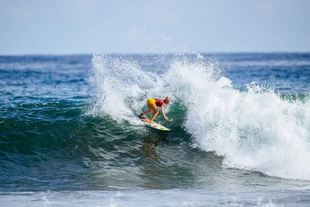 Tatiana Weston-Webb está classificada para as quartas (Foto: Aaron Hughes / WSL)