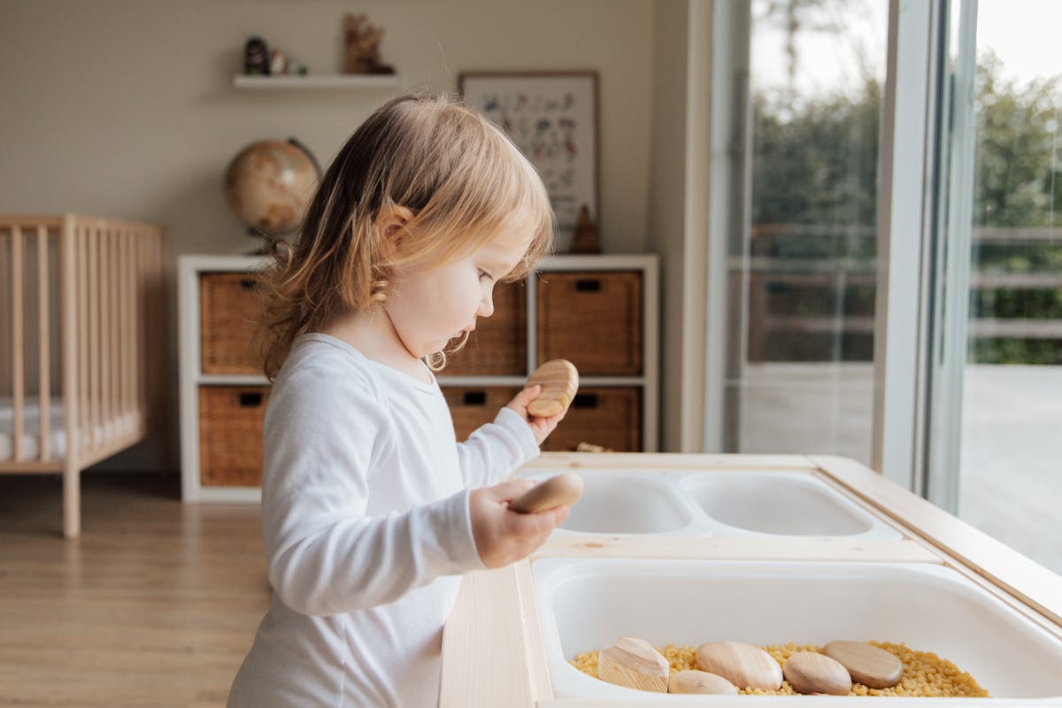 Camera Montessori, copil jucandu-se, babymatters.ro