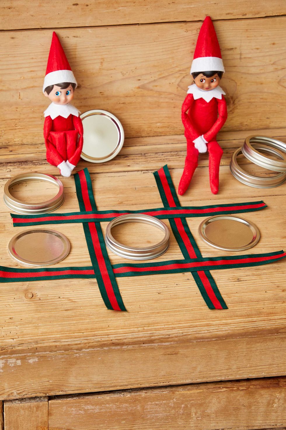 elf on the shelf playing tic tac toe