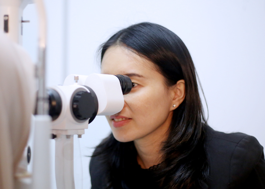 檢查視力的女性-眼睛酸的全方位對策