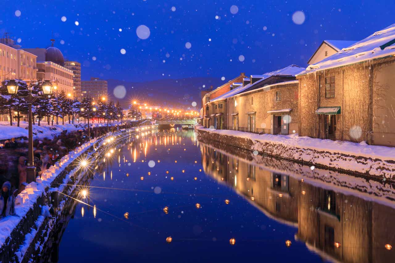 小樽市：レトロな街並みと共に優しい光を眺める！「小樽運河」