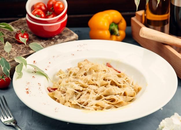4. Fettuccine alfredo cu pui
