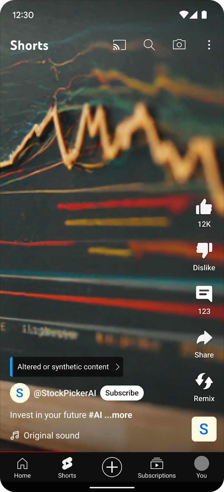 Image 2: YouTube Shorts 的影片播放器中的標籤示例，一段關於投資的短視頻，標有「Altered or synthetic content」標籤，左下角有用戶名稱「@StockPickerAI」和訂閱按鈕