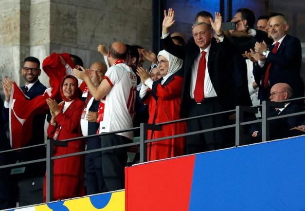 رجب طیب اردوغان در کنار همسرش امینه در حال تماشای مسابقه هلند ترکیه. ۶ ژوئیه ۲۰۲۴ عکس: AFP