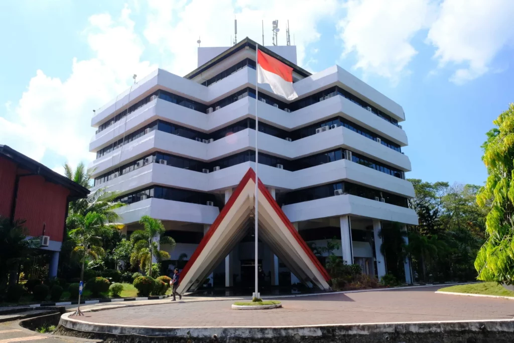 universitas tertua di indonesia Universitas Hasanuddin (UNHAS)