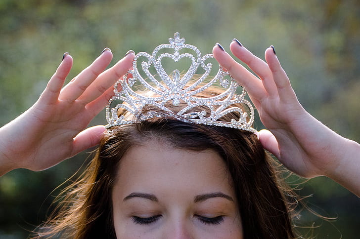 Stylish Queen DP of a girl wearing her crown