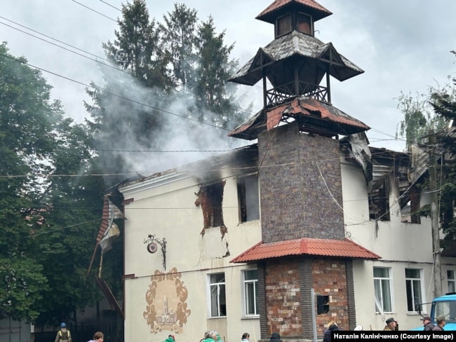 Зруйнована російською атакою міська ратуша у Білопіллі. 12 червня 2023 року