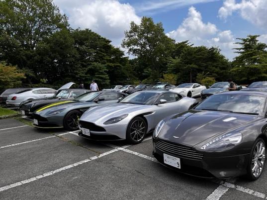 駐車場に停まっている車

自動的に生成された説明