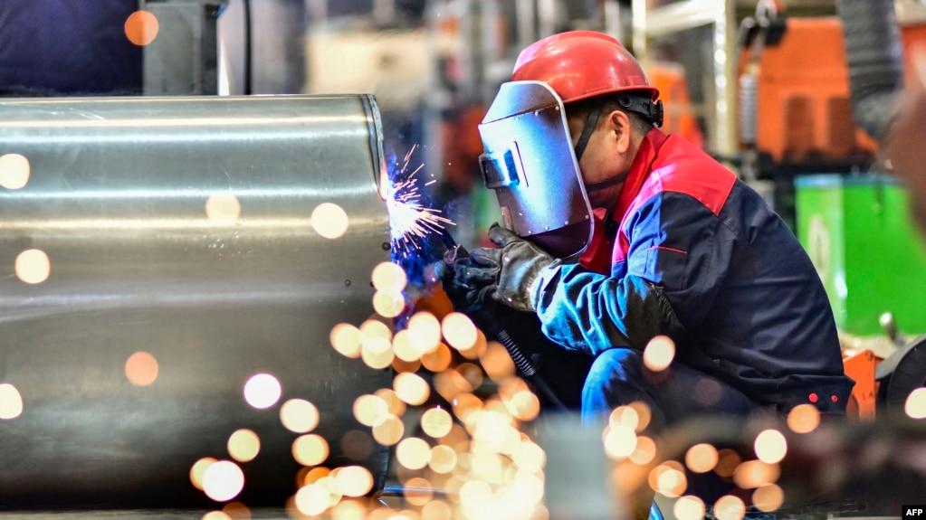 中国山东省青州市一家工厂的工人在做工。(2023年11月30日)