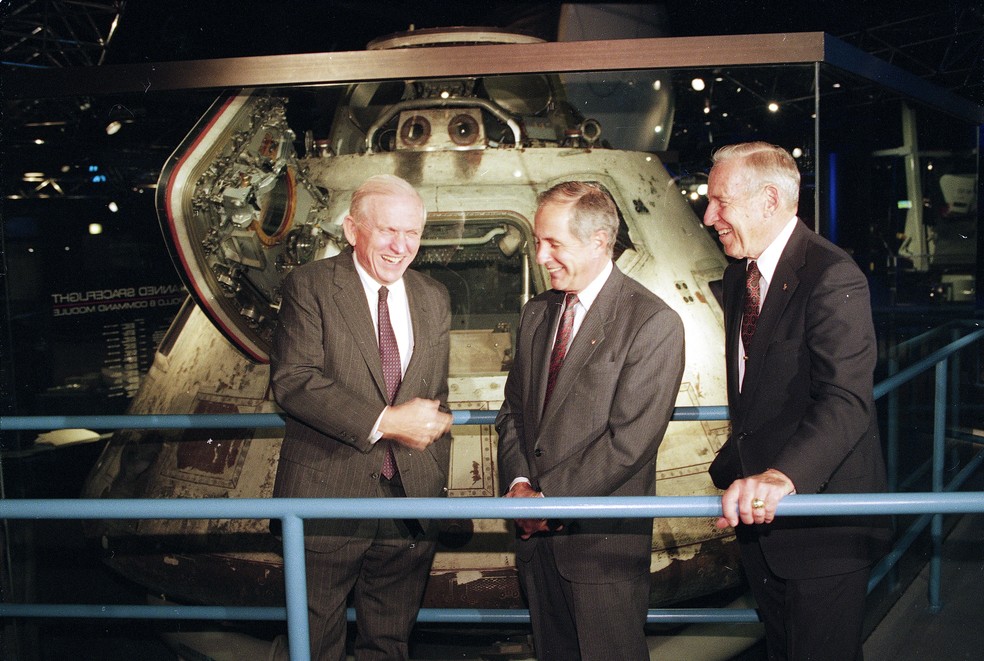 Frank Borman, William Anders e James Lovell Jr. ao lado da Apollo 8, em 1993  Foto: AP Photo/John Swart