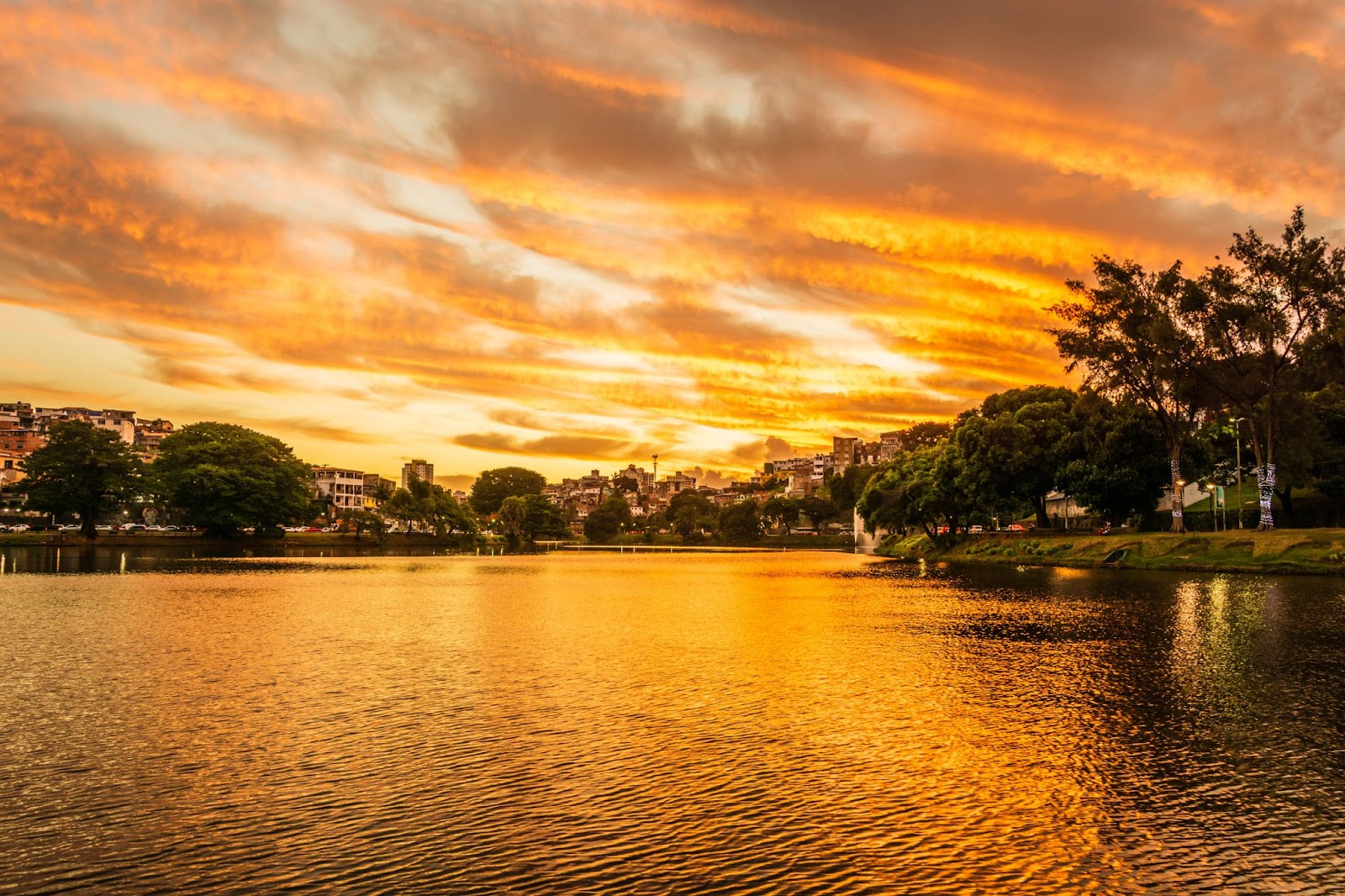 Pôr do sol do lago Dique do Tororó em Salvador, Bahia. 