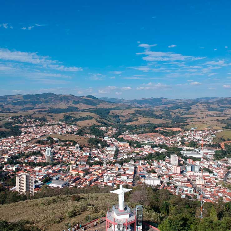 Vista aérea do Cristo Redentor em Serra Negra SP