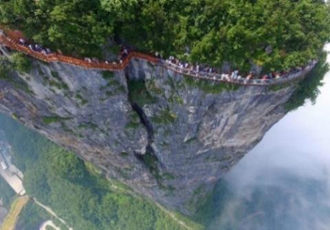 passerelle-verre-bord-falaise-chine