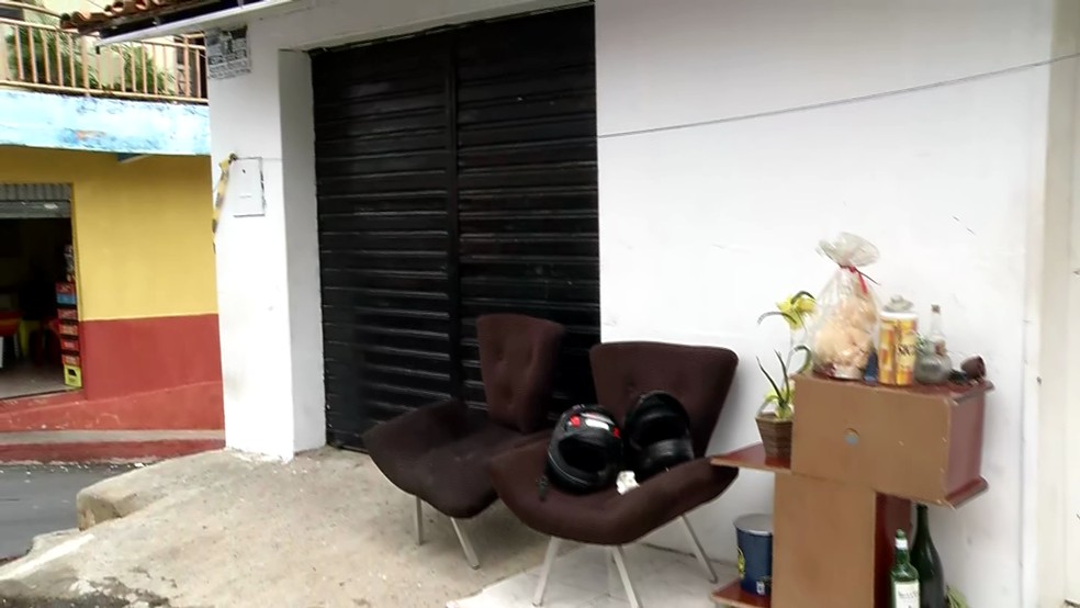 Casa onde estavam as quatro vtimas foi invadida pelos criminosos, em Viosa do Cear.  Foto: Reproduo/TV Verdes Mares