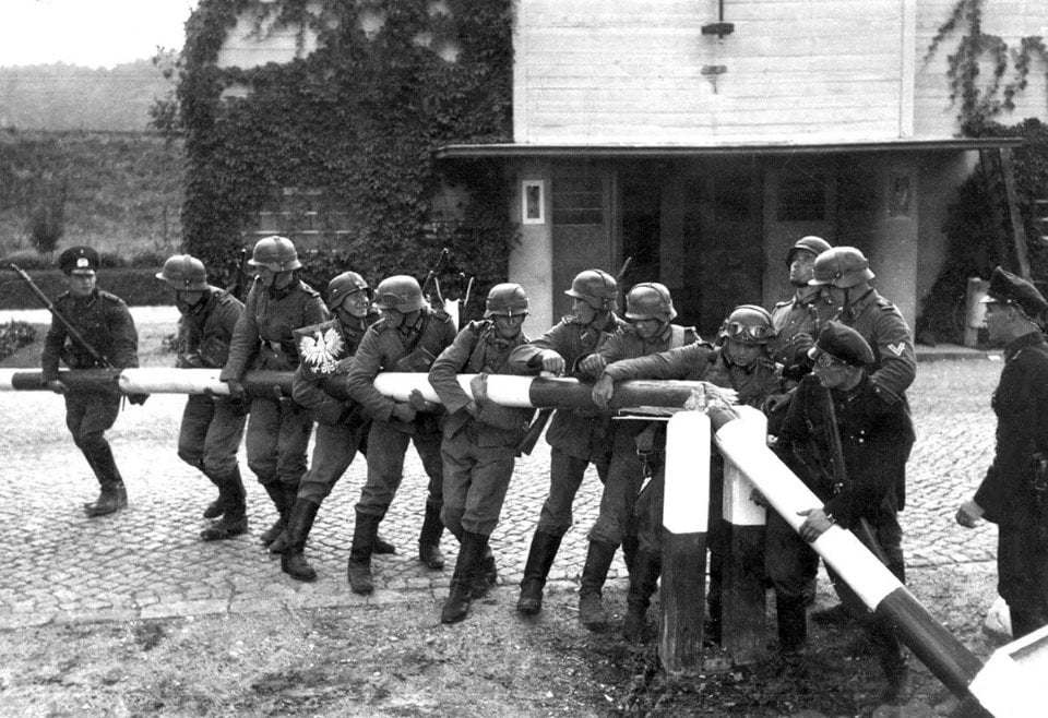 Солдати Вермахту і митники Вільного міста Данциг (сучасний Гданськ) ламають шлагбаум на кордоні з Польщею / Wikimedia Commons