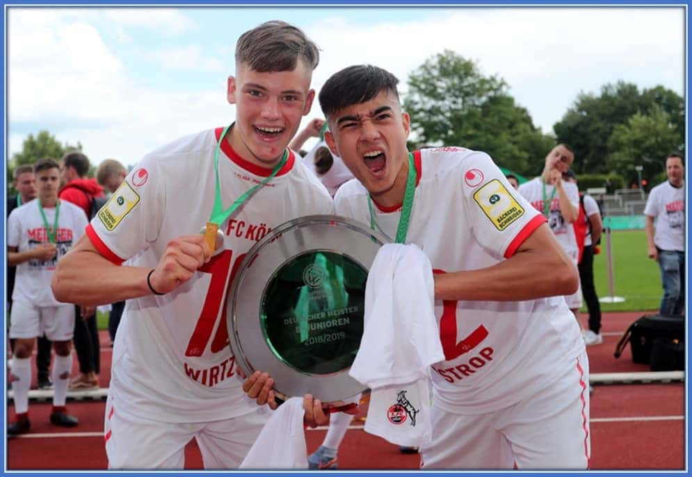 Wirtz (bên trái) vô địch giải U17 Bundesliga